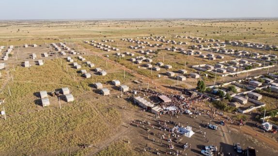 Dit is Village 8, een tijdelijk vluchtelingenkamp in Soedan.  Vlakbij Village 8 ligt een enorm stuwmeer, en de huisjes waarin de Ethiopische vluchtelingen nu verblijven zijn gebouwd voor de Soedanezen die door de aanleg van het stuwmeer hun huizen moesten verlaten.  Village 8 heeft capaciteit voor 6.000 vluchtelingen, maar huisvest inmiddels ruim 13.000 mensen. Zij zijn in afwachting van overplaatsing naar uiteindelijke vestigingsplaatsen.