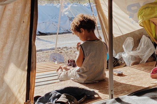 L&L 470x314px Lesbos kind tent