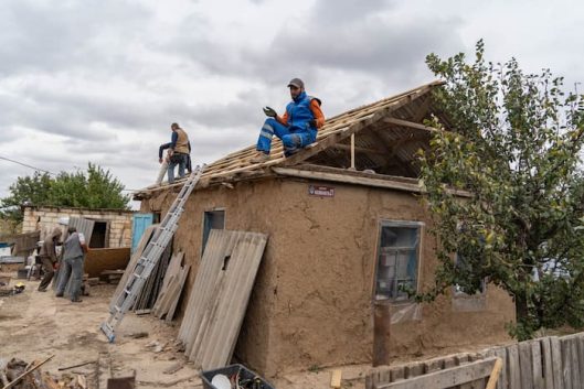 De Oekraïners werken hard aan het herstel van hun woningen.
